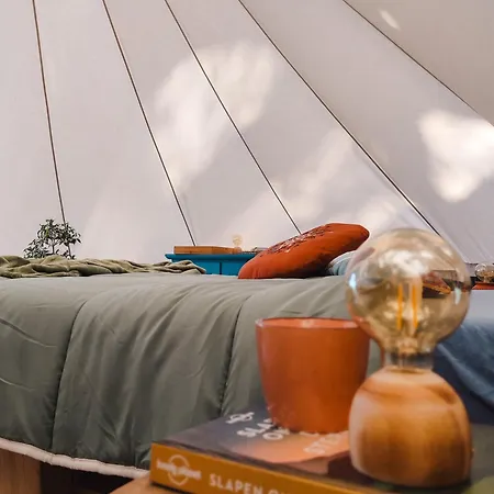 Campo de lujo Sfeervolle Ingerichte Bell Tent, Tussen De Akkers En Dicht Bij Het Bos Ledeacker