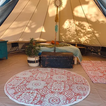 Campo de lujo Sfeervolle Ingerichte Bell Tent, Tussen De Akkers En Dicht Bij Het Bos Ledeacker