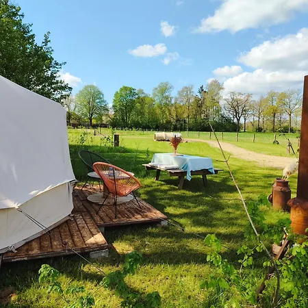Sfeervolle Ingerichte Bell Tent, Tussen De Akkers En Dicht Bij Het Bos