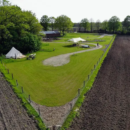 Campo de lujo Sfeervolle Ingerichte Bell Tent, Tussen De Akkers En Dicht Bij Het Bos